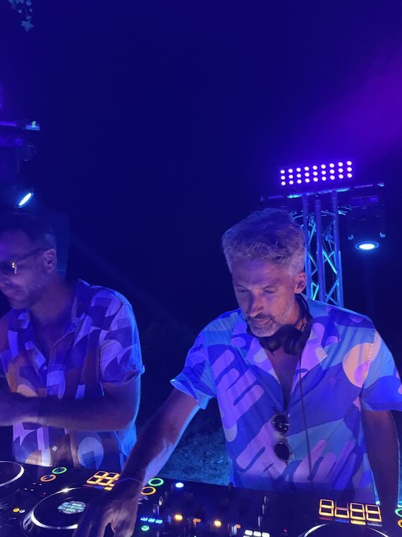 Set b2b de nuit sous une lumiere bleue