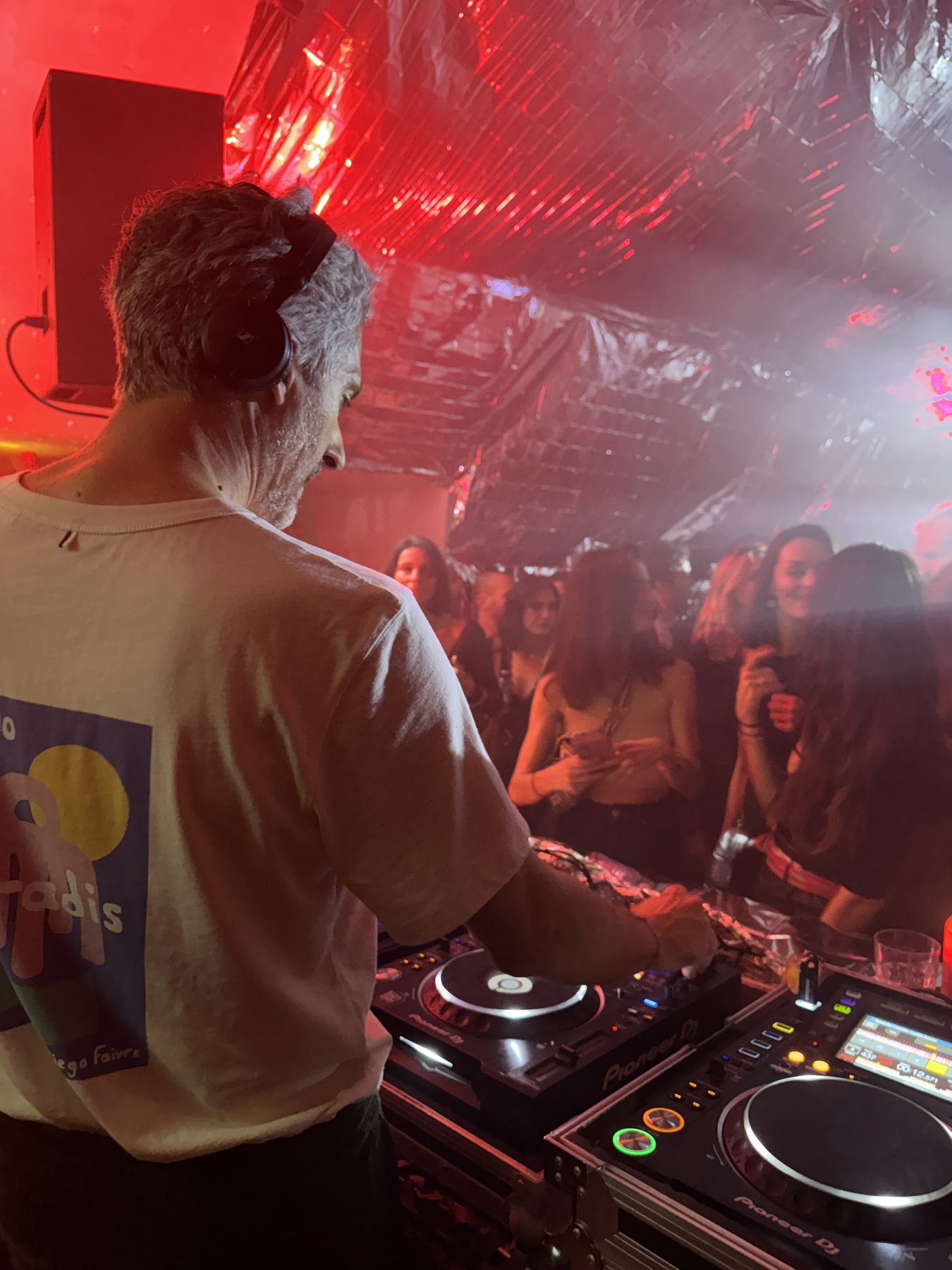 Keys on the P. de dos aux platines en club, foule dense en lumiere rouge