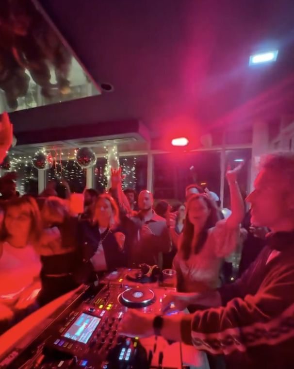 Set en club, lumiere rouge et boules a facettes