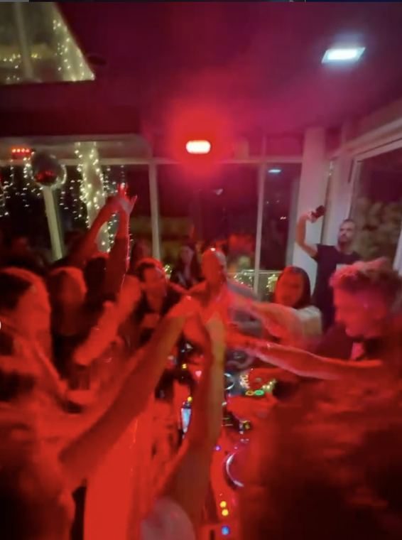 Public bras leves en club