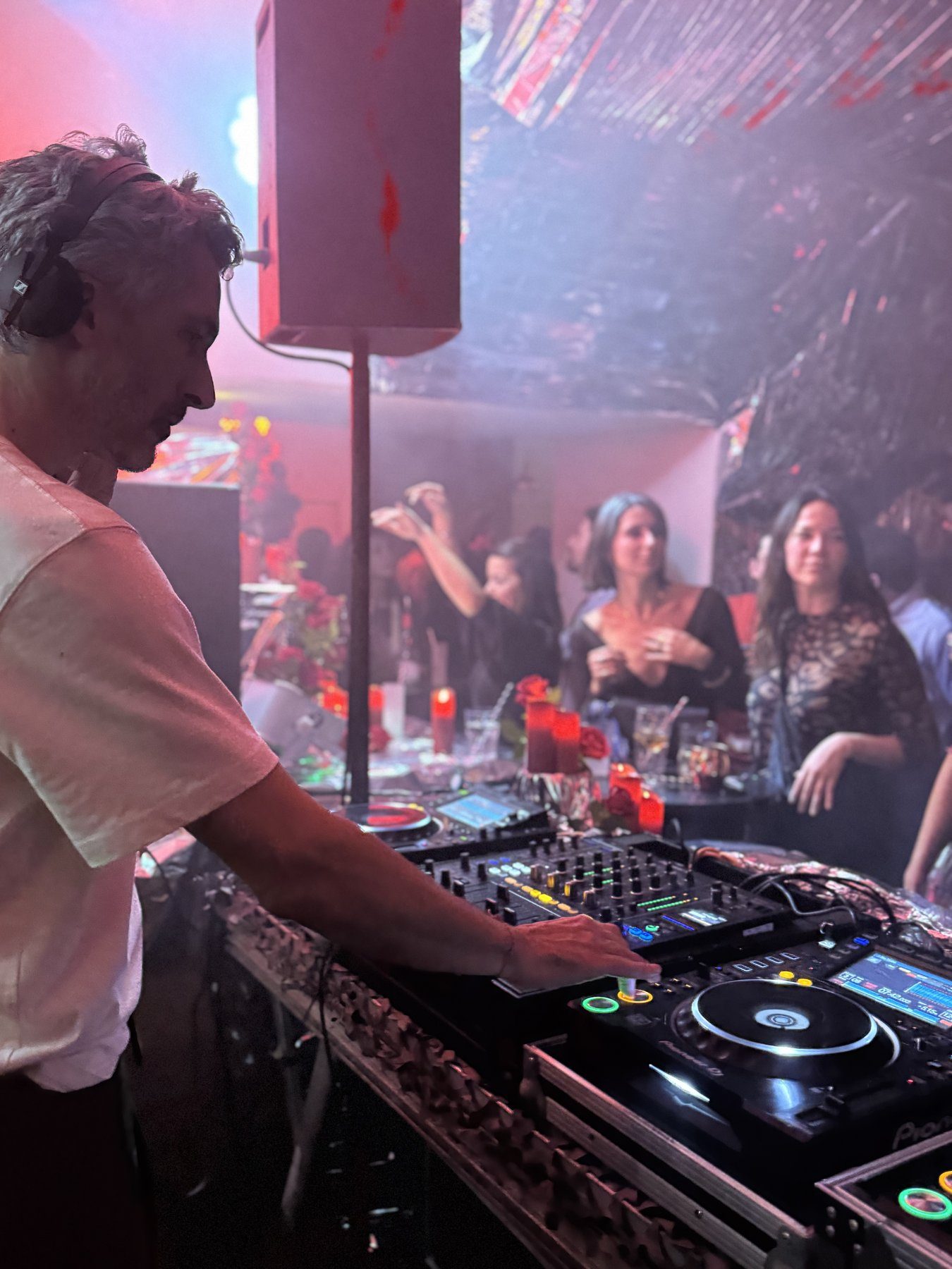Keys on the P. aux platines en club, lumiere rose, public autour