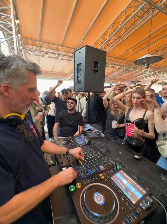 Set en plein air sous un chapiteau, dancefloor bras leves