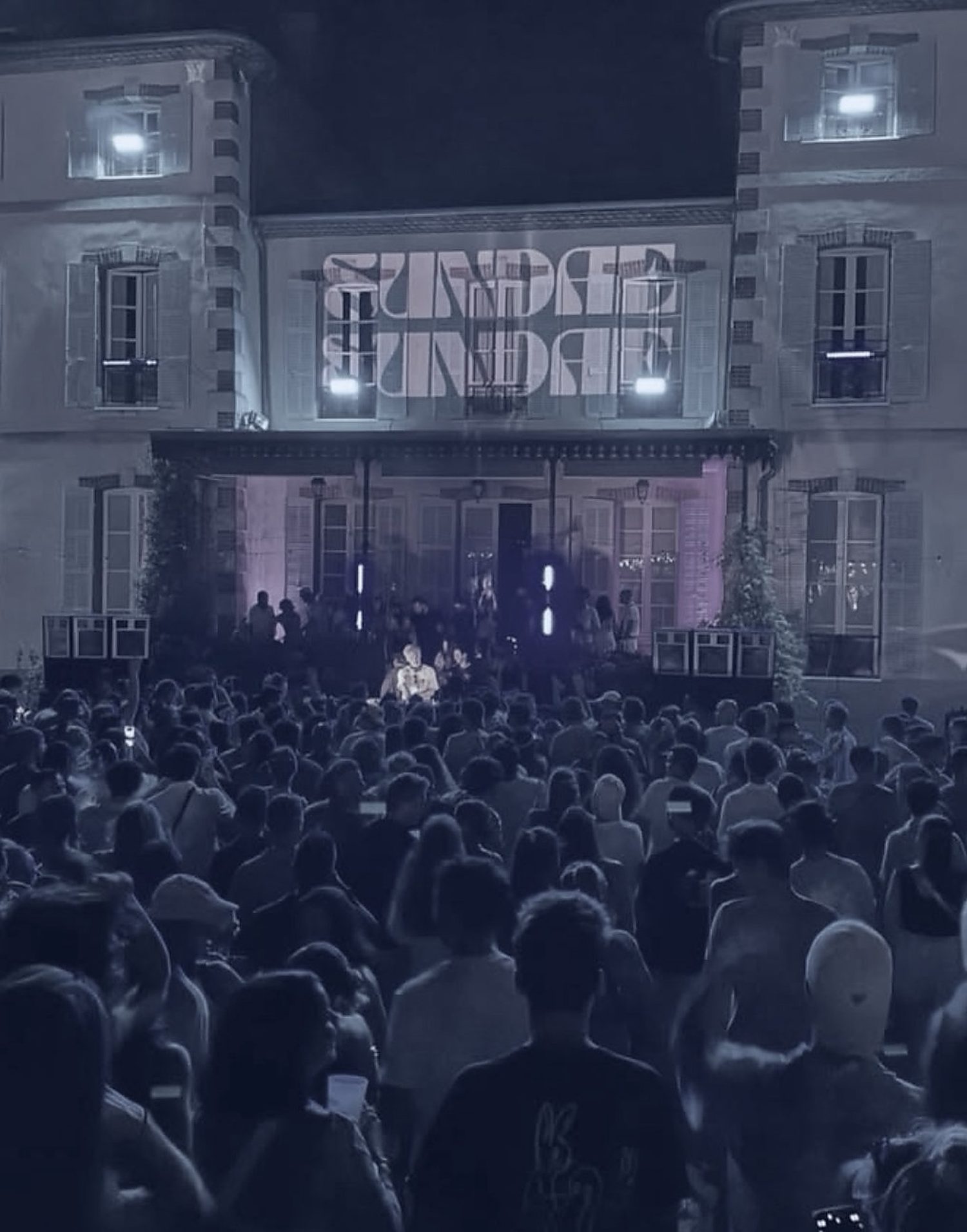 Sundae Sundae projete sur la facade d un chateau, grande foule en plein air