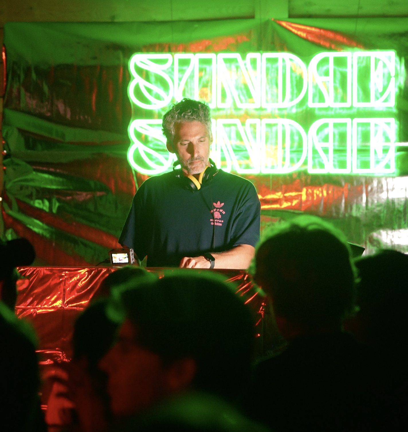 Keys on the P. devant le neon Sundae Sundae, foule en silhouette