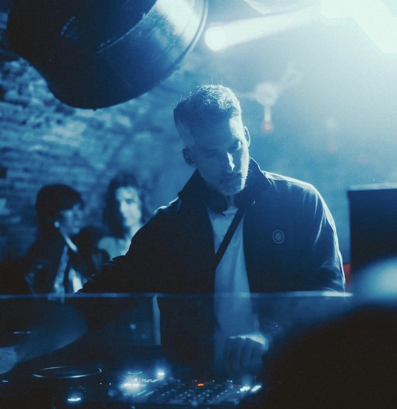 Portrait de Keys on the P. aux platines dans une cave voutee, lumiere bleue