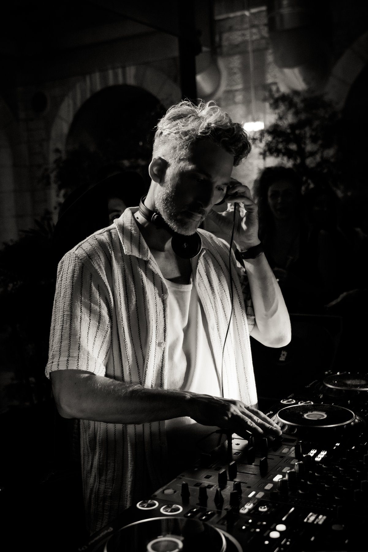 Portrait de Keys on the P. aux platines, noir et blanc, sous les arches